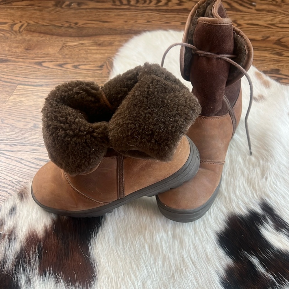 UGG Woman’s Boots Size 6 - Sheepskin